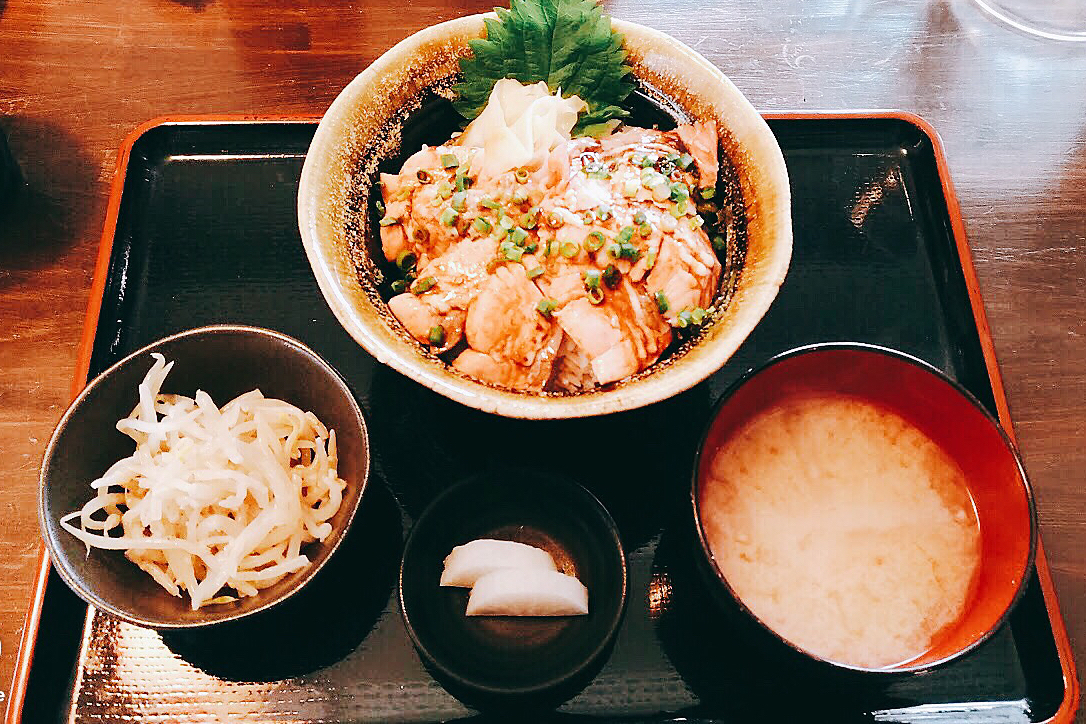 Niseko REN izakaya grilled chicken donburi set, with miso soup and side dishes